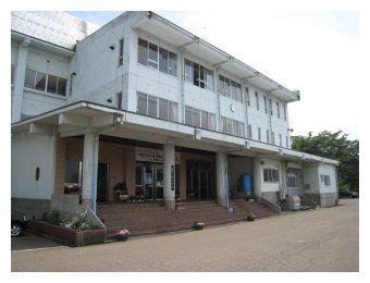 牧中学校玄関